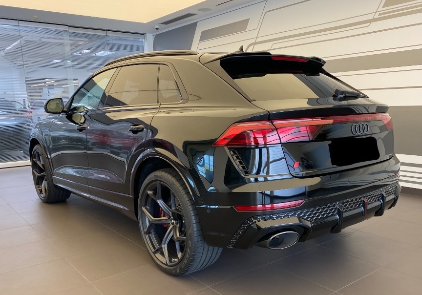 AUDI RSQ8 PERFORMANCE | FACELIFT | SKLADEM | V8 BITURBO 640 KONÍ | VIP SLEVA | SUPER SPORTOVNÍ SUV COUPÉ | černá Mythos | černo-červená kůže | karbon dekorace | keramické brzdy | plná výbava | české předváděcí auto | nákup online | AUTOiBUY.com